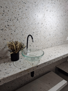 Revestimento e bancada em Porcelanato, área de serviço Barra da tijuca