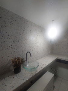 Revestimento e bancada em Porcelanato, área de serviço Barra da tijuca